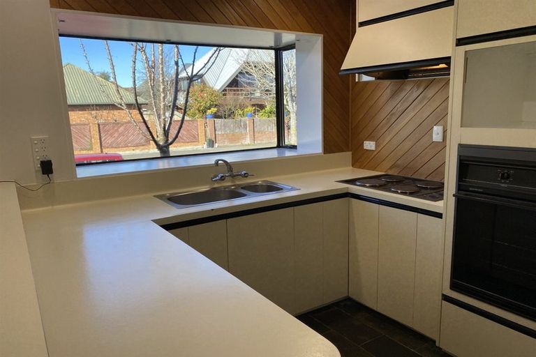 Photo of property in 2/5 Derenzy Place, Avonhead, Christchurch, 8042