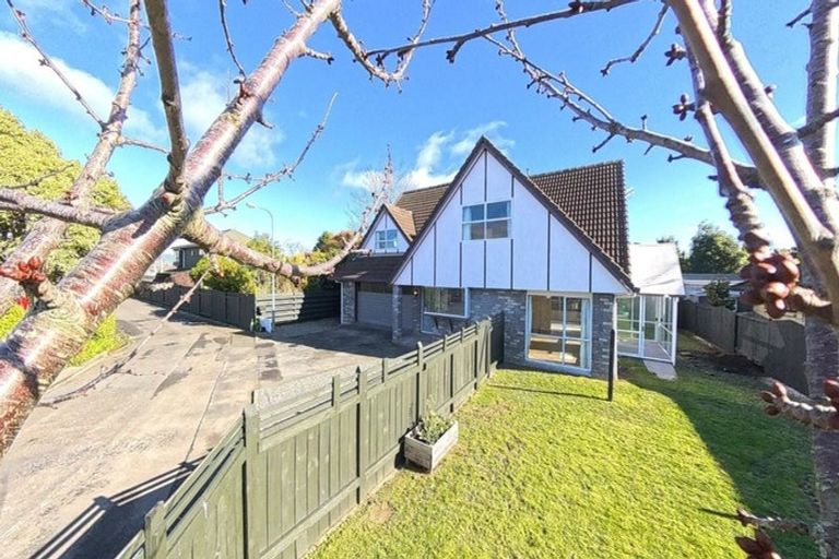 Photo of property in 1 Dresdan Court, Hokowhitu, Palmerston North, 4410