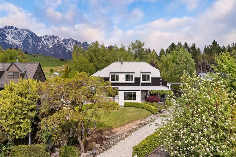 Photo of property in 7 Kelvin Place, Kelvin Heights, Queenstown, 9300