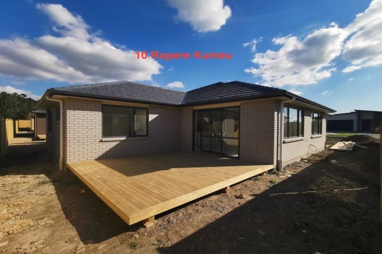 Photo of property in 8 Ropere Street, Kumeu, 0810