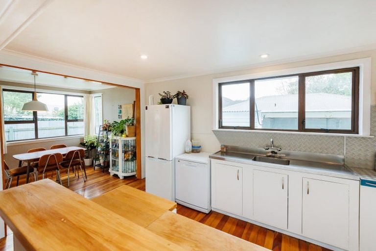 Photo of property in 11 Montrose Place, Takaro, Palmerston North, 4412