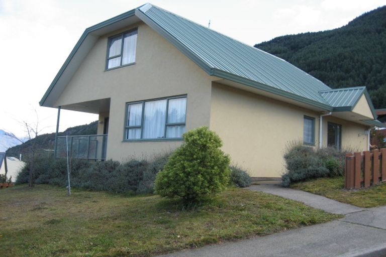 Photo of property in 2a Wye Place, Fernhill, Queenstown, 9300
