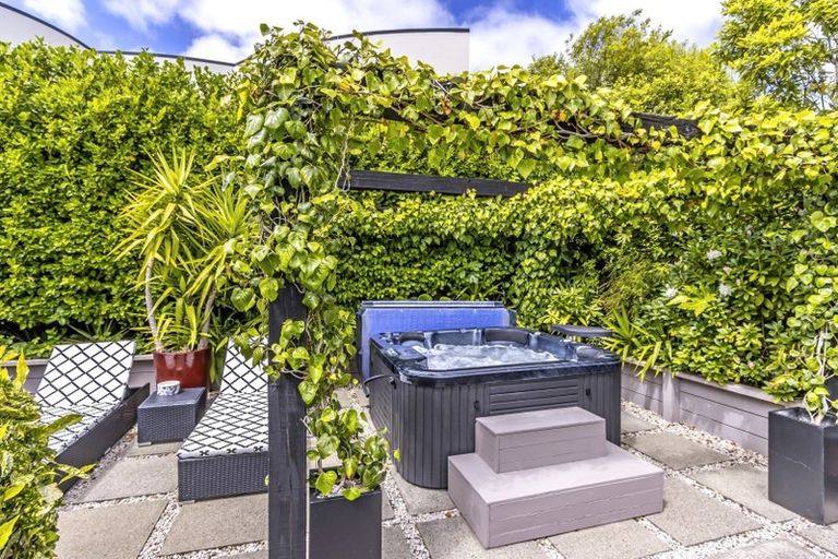 Photo of property in 18 Harry Ell Drive, Cashmere, Christchurch, 8022