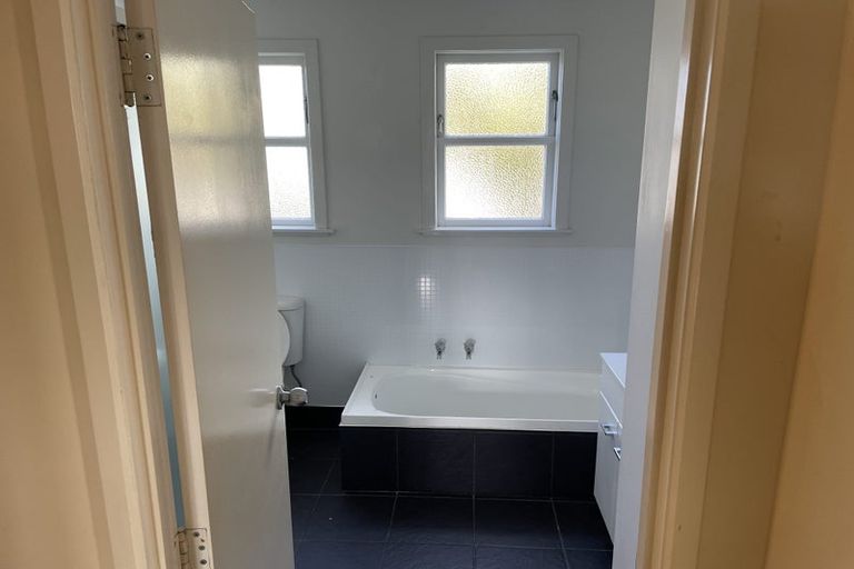 Photo of property in 17 Blacklock Avenue, Henderson, Auckland, 0612