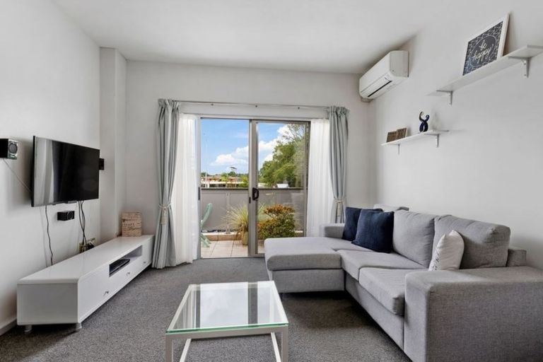 Photo of property in 11/26 Lovell Court, Rosedale, Auckland, 0632