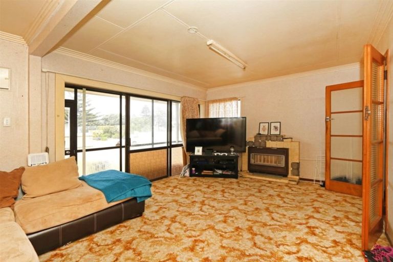 Photo of property in 32 Heaphy Road, Opunake, 4616