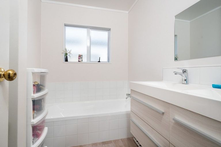 Photo of property in 8b Ascot Avenue, Henderson, Auckland, 0610