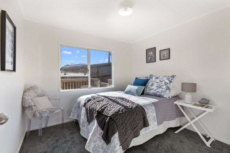 Photo of property in 2/25 Tawa Road, Te Atatu Peninsula, Auckland, 0610