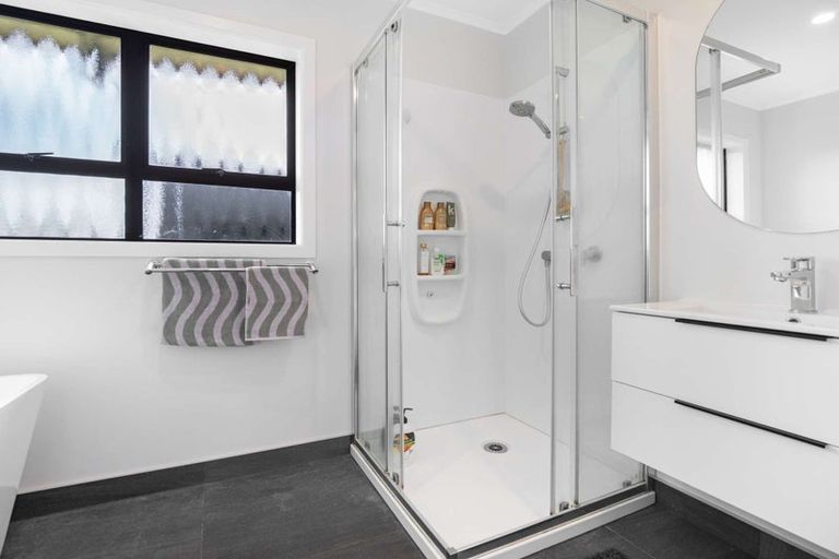 Photo of property in 32 Sandspit Road, Waiuku, 2123