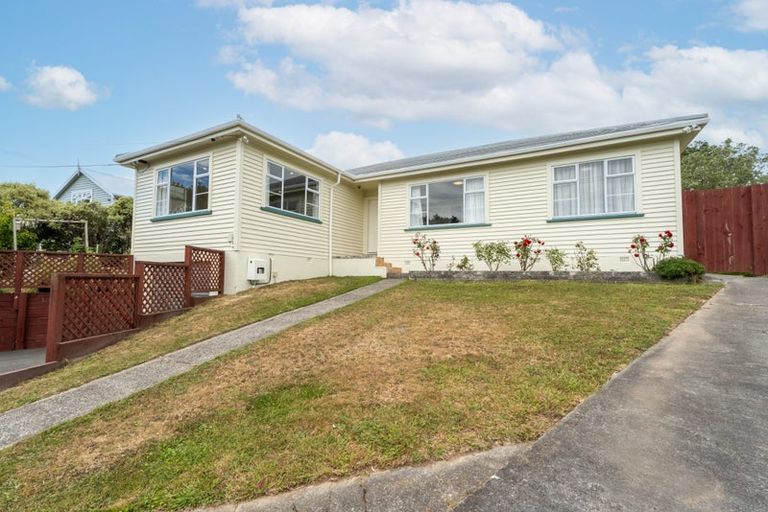 Photo of property in 37 Hampton Hill Road, Tawa, Wellington, 5028