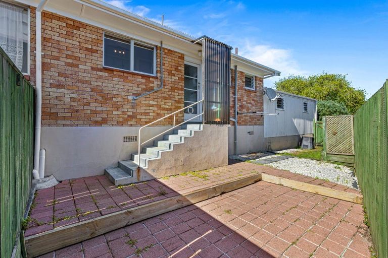 Photo of property in 2/62 Vera Road, Te Atatu South, Auckland, 0610