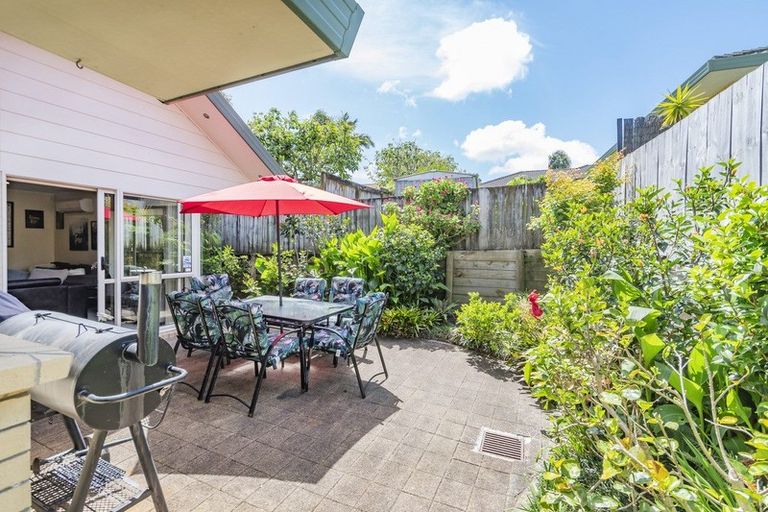Photo of property in 2/12 Pat O'connor Place, Manurewa, Auckland, 2105