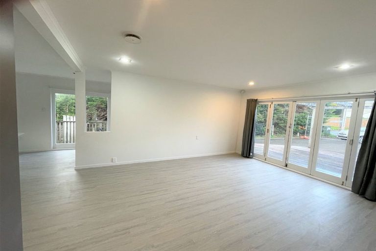 Photo of property in 21 Chilcott Road, Henderson, Auckland, 0612