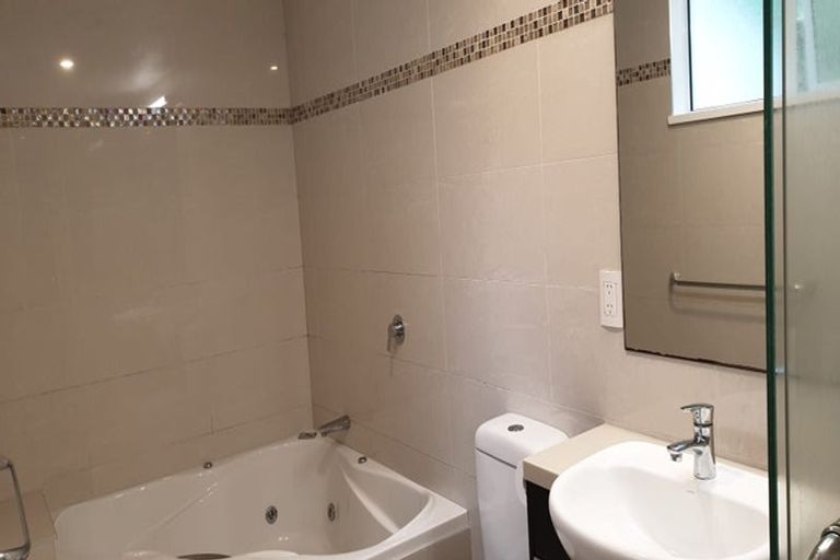 Photo of property in 12 Viridian Lane, Greenhithe, Auckland, 0632