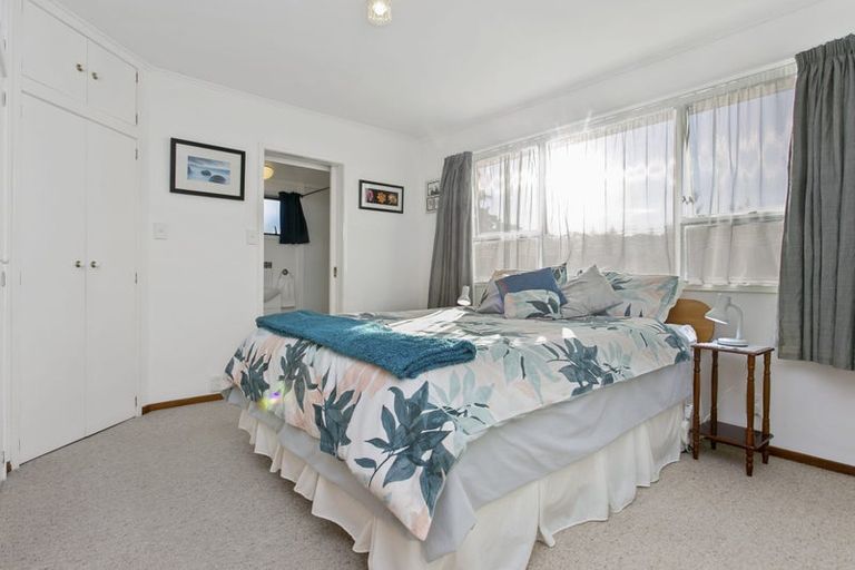 Photo of property in 16 The Grove, Titirangi, Auckland, 0604