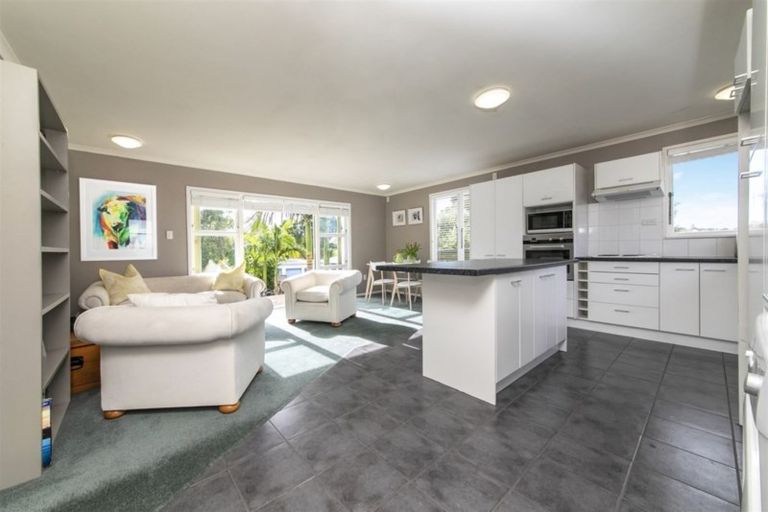 Photo of property in 2/118 Triangle Road, Massey, Auckland, 0614
