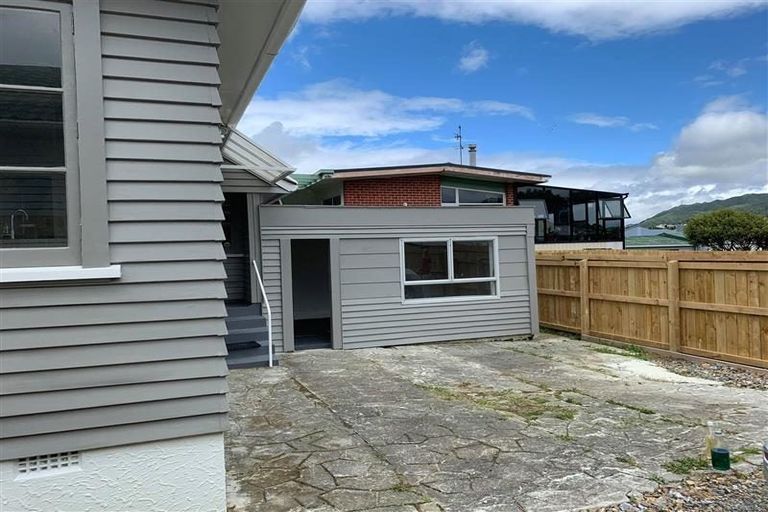 Photo of property in 4 Kapiti Crescent, Titahi Bay, Porirua, 5022