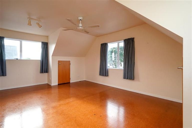 Photo of property in 1/1 Moana Avenue, Bayswater, Auckland, 0622
