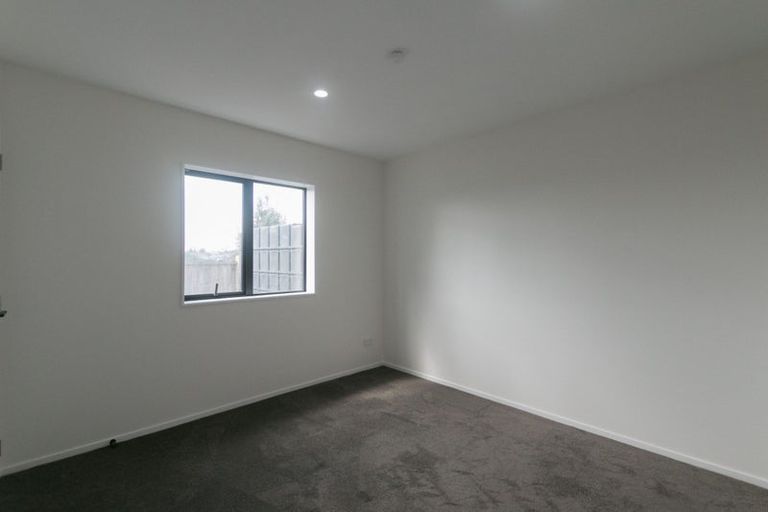 Photo of property in 17e Martin Place, Kelston, Auckland, 0602