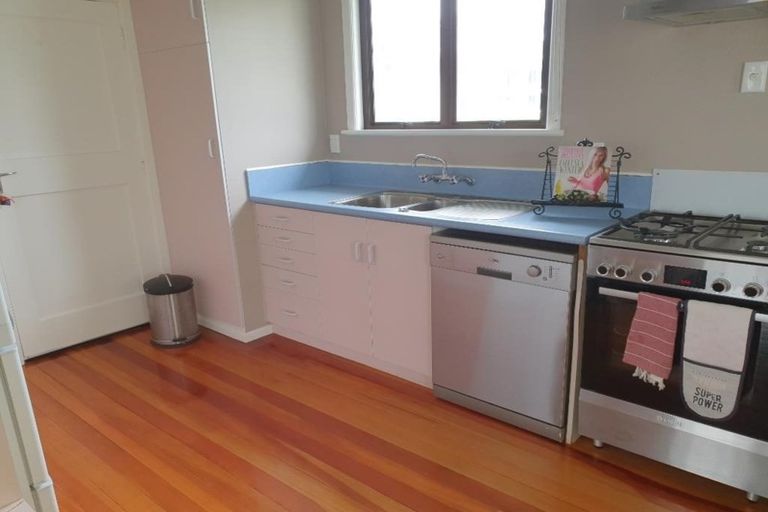 Photo of property in 14 Karaka Street, Merrilands, New Plymouth, 4312