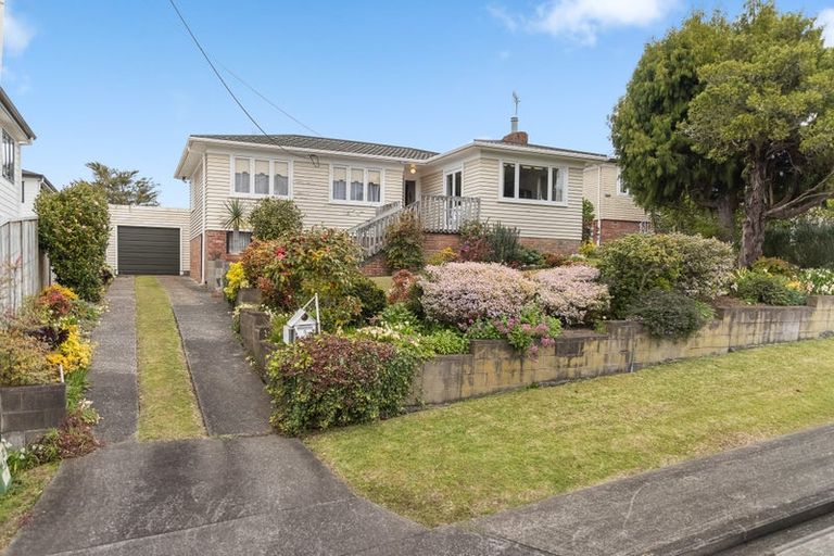 Photo of property in 5 Valron Road, Te Atatu South, Auckland, 0602