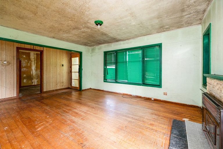 Photo of property in 21 Smythe Road, Henderson, Auckland, 0612