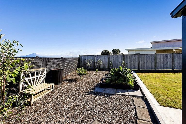 Photo of property in 12 Green Lane, Hawera, 4610