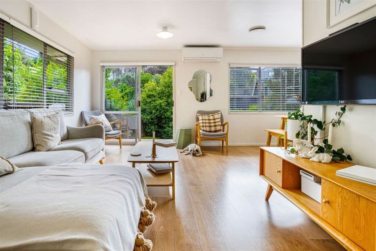 Photo of property in 2/9 Cedar Heights Avenue, Massey, Auckland, 0614