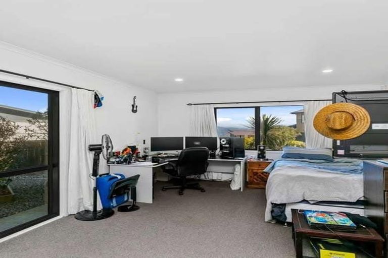 Photo of property in 39 Dress Circle, Newlands, Wellington, 6037