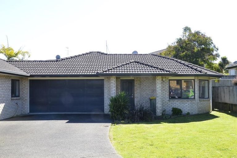 Photo of property in 34 Glen Bay Close, Pinehill, Auckland, 0632