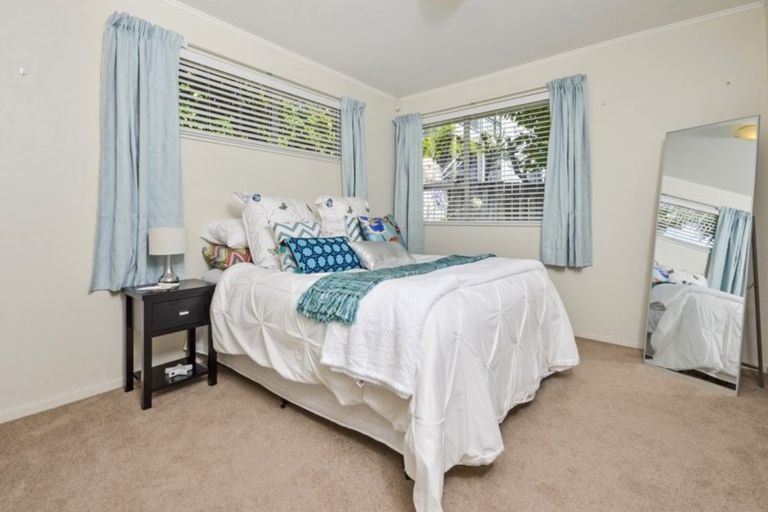 Photo of property in 1/22 Athena Drive, Totara Vale, Auckland, 0629