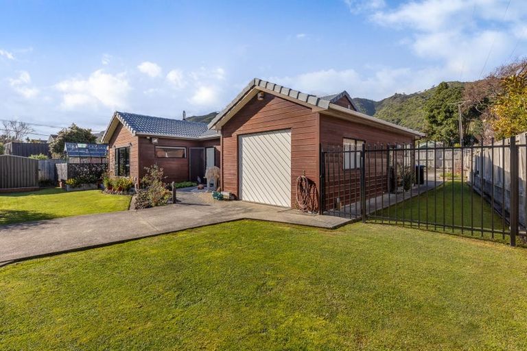 Photo of property in 19 Pehi Kupa Street, Waikanae, 5036