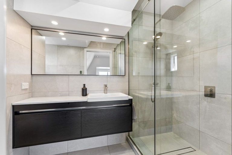Photo of property in 15b Wilding Avenue, Northcote Point, Auckland, 0627