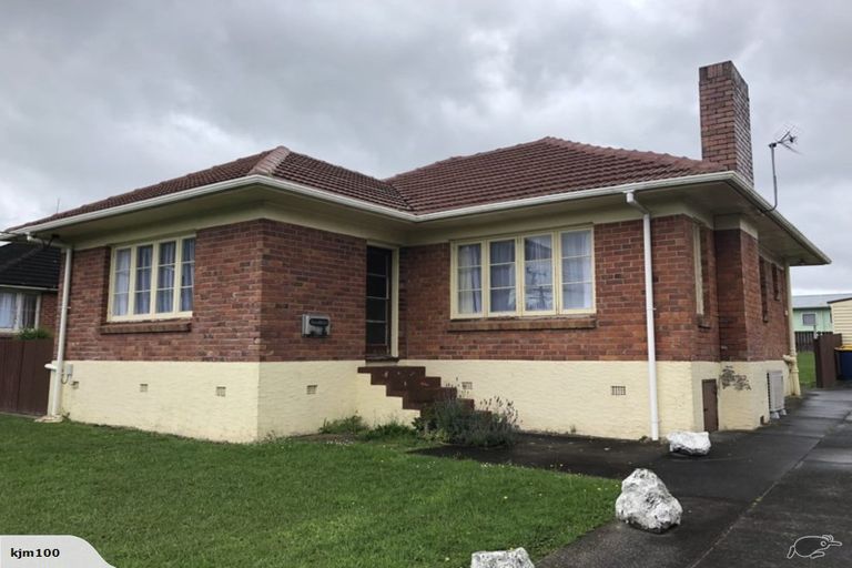 Photo of property in 28 Newington Road, Henderson, Auckland, 0612