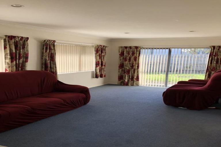 Photo of property in 16 Ewhurst Place, Goodwood Heights, Auckland, 2105