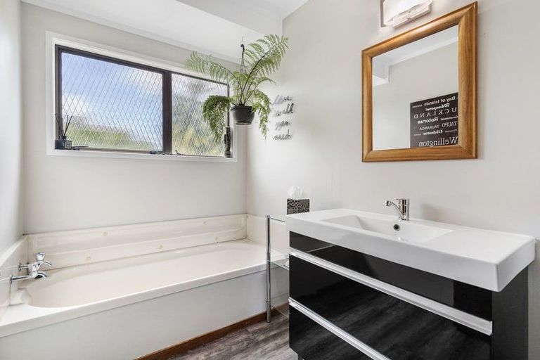 Photo of property in 5 Higham Ferrers Place, Red Beach, 0932