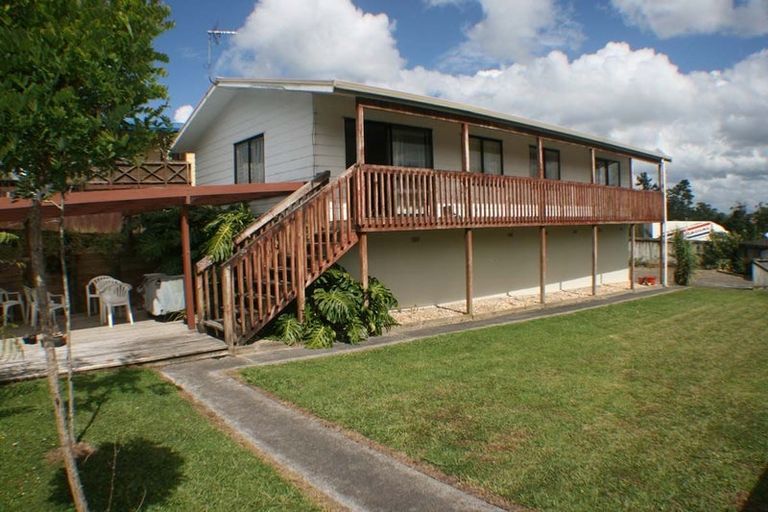 Photo of property in 1 Louise Place, West Harbour, Auckland, 0618