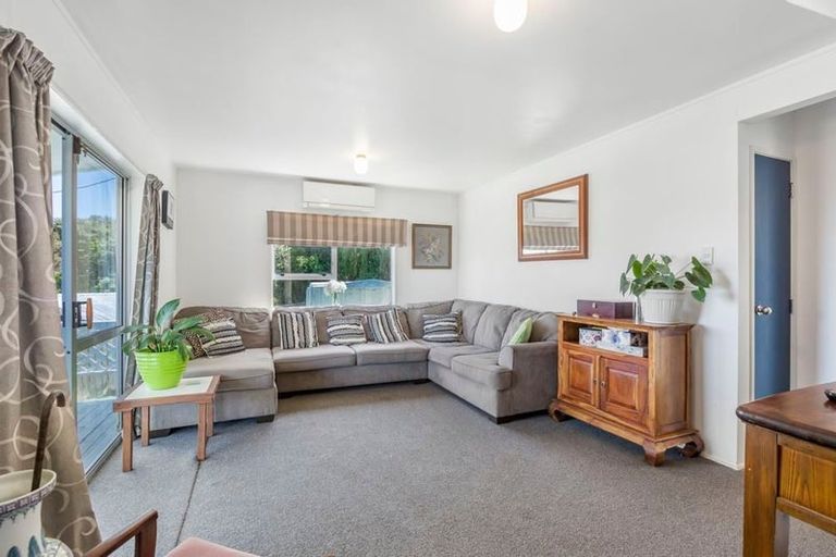 Photo of property in 27 Springtime Crescent, Stanmore Bay, Whangaparaoa, 0932