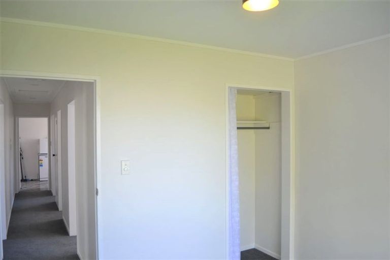 Photo of property in 21 Kingsbridge Place, Newlands, Wellington, 6037