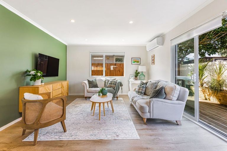 Photo of property in 5 Dawnhaven Drive, Te Atatu Peninsula, Auckland, 0610