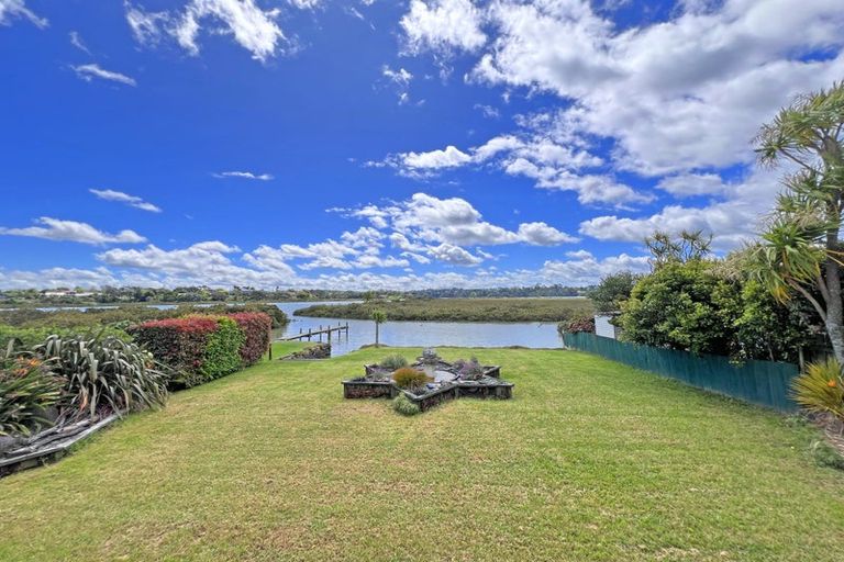 Photo of property in 10 The Terrace, Herald Island, Auckland, 0618