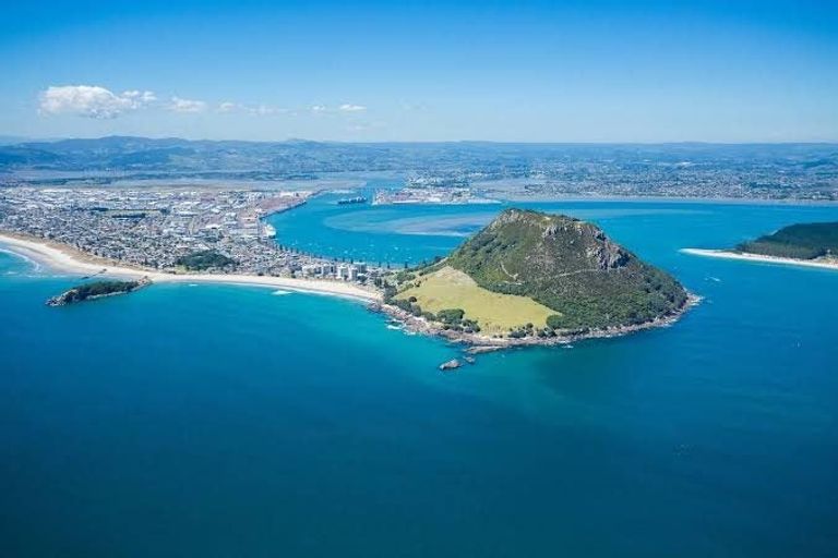 Photo of property in 4 Marine Parade, Mount Maunganui, 3116