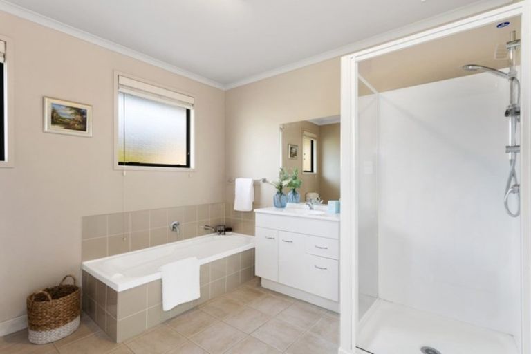 Photo of property in 17 Admirals Court Drive, Greenhithe, Auckland, 0632