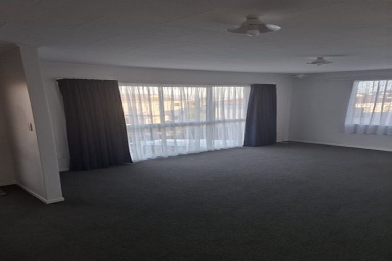 Photo of property in 4 Stroud Way, Newlands, Wellington, 6037