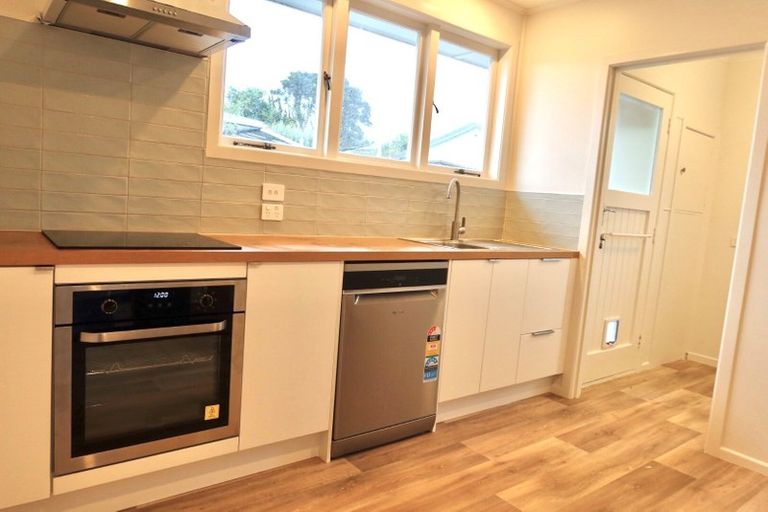 Photo of property in 7 Neil Avenue, Te Atatu Peninsula, Auckland, 0610