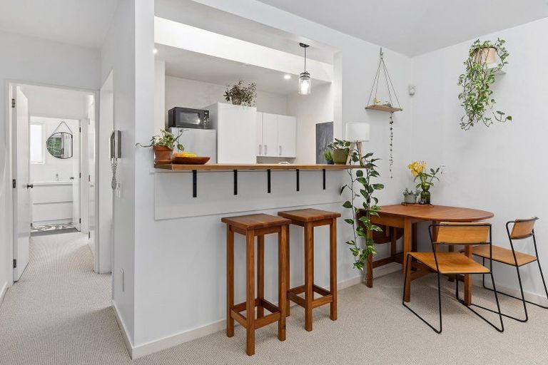 Photo of property in 16 Lawson Place, Mount Victoria, Wellington, 6011