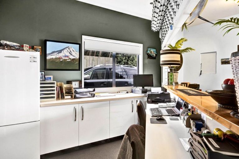 Photo of property in Headlands Opunake, 32 Fox Street, Opunake, 4616