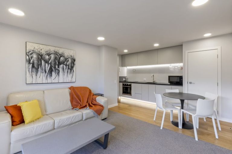 Photo of property in 18 Poplar Drive, Kelvin Heights, Queenstown, 9300