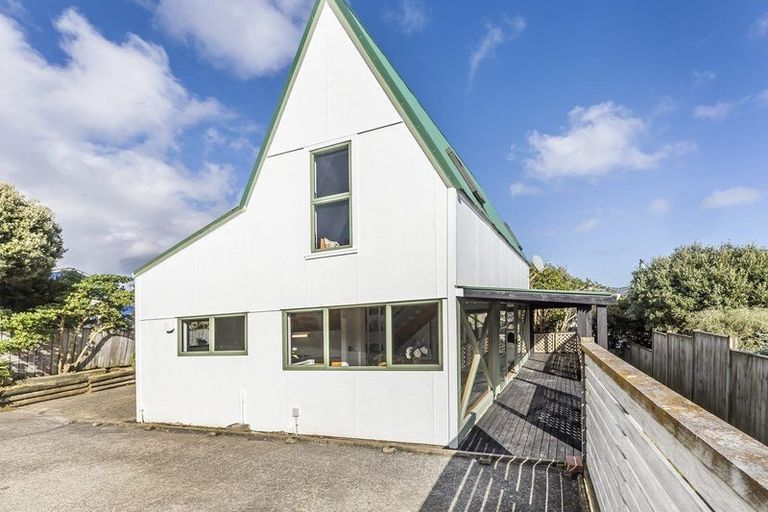 Photo of property in 117 Gloaming Hill, Titahi Bay, Porirua, 5022