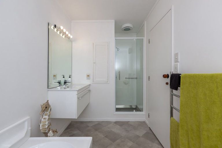 Photo of property in 15a Rosebank Grove, Waikanae, 5036